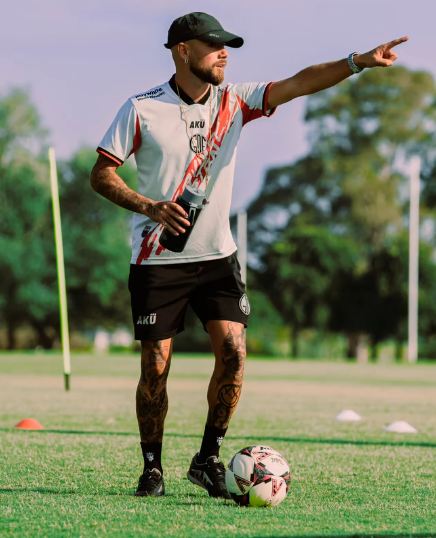 Coach Gavin de Niese leading a GDF training session